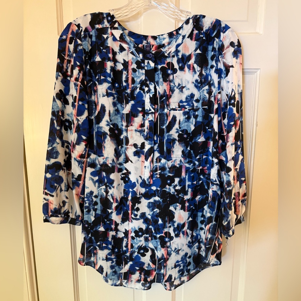NYDJ Blue and White 3/4 sleeve Floral Blouse size Small